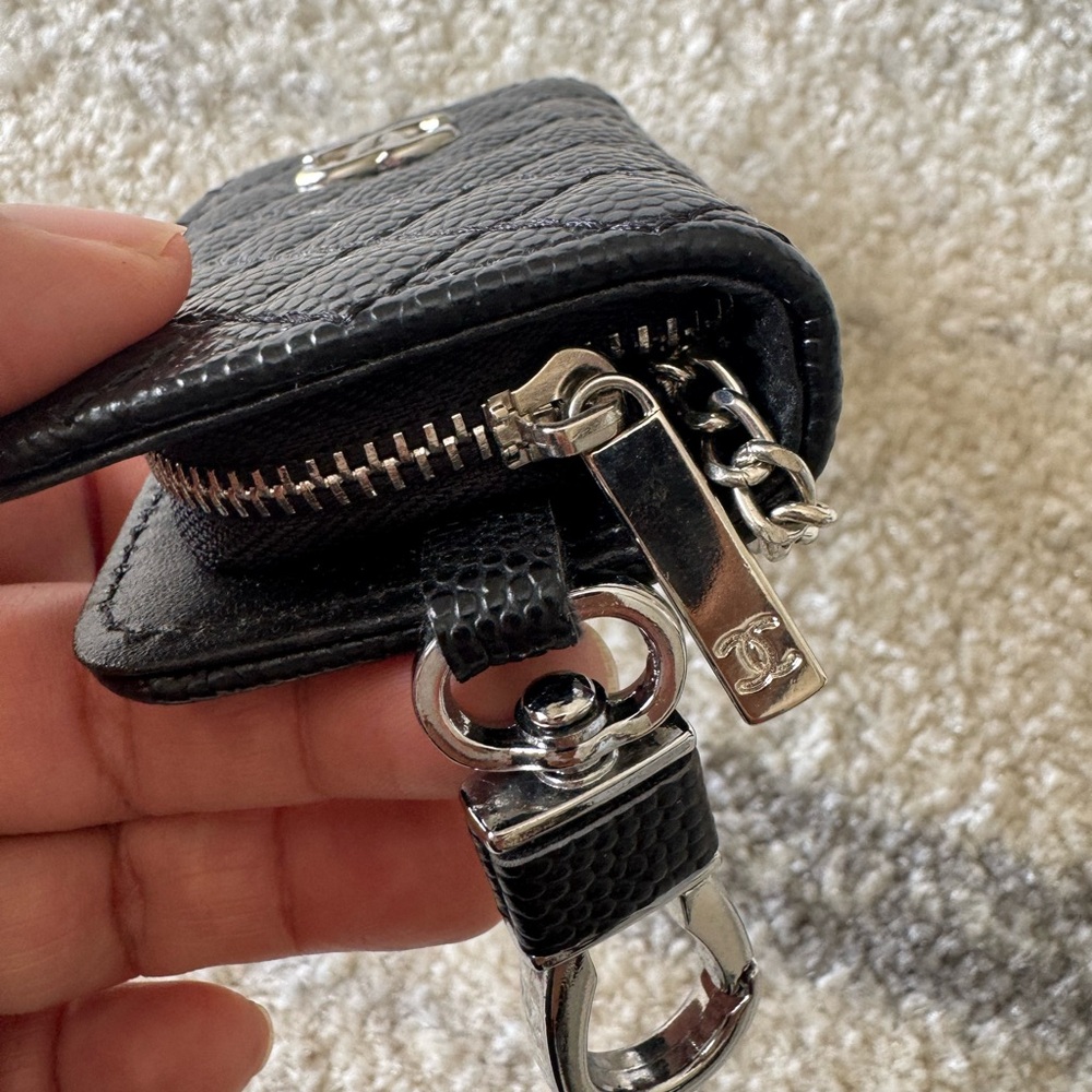 Black Textured Key Holder with Silver Chain - Picture 6 of 9